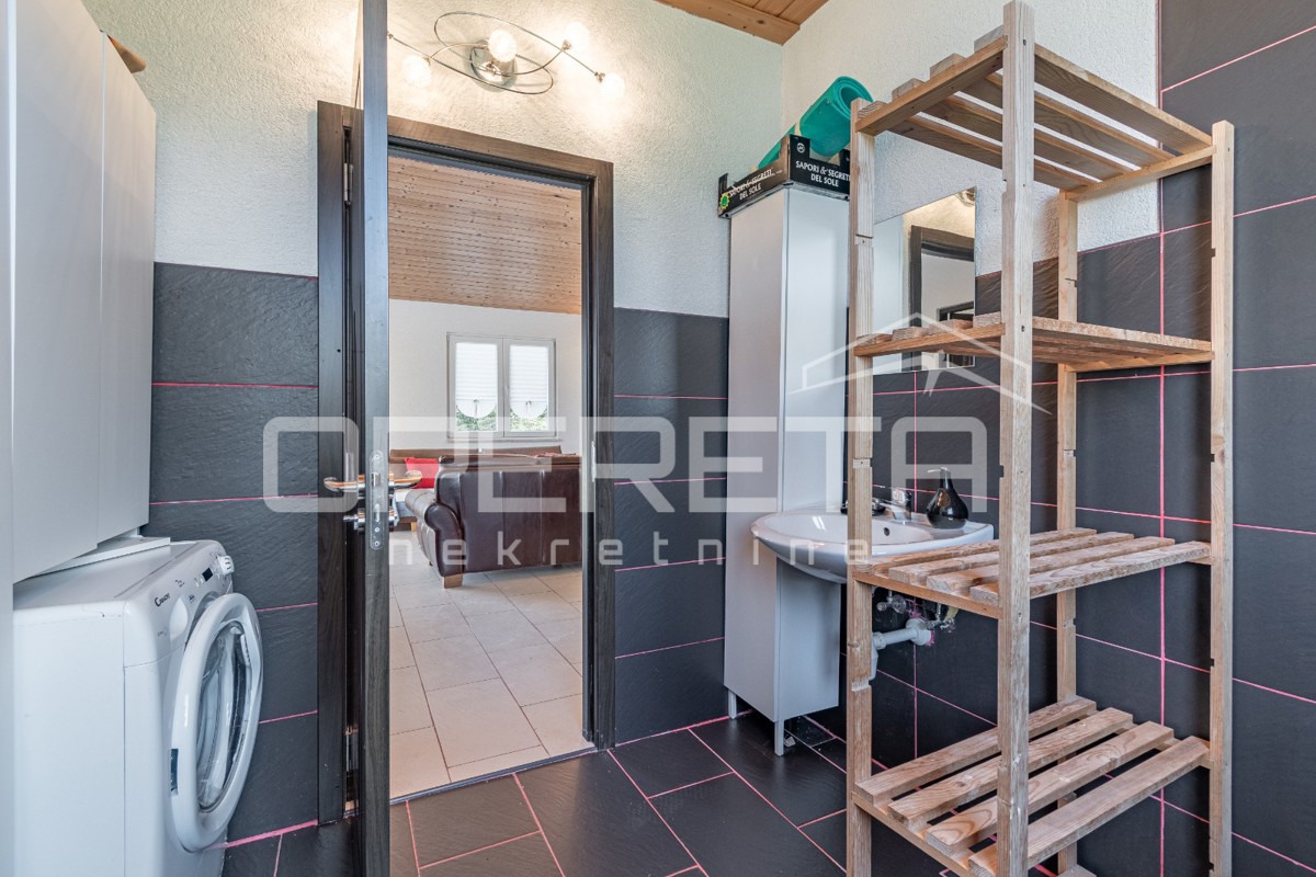 Samostojna enonadstropna hiša 84m2 v okolici Valture obdana z zelenjem