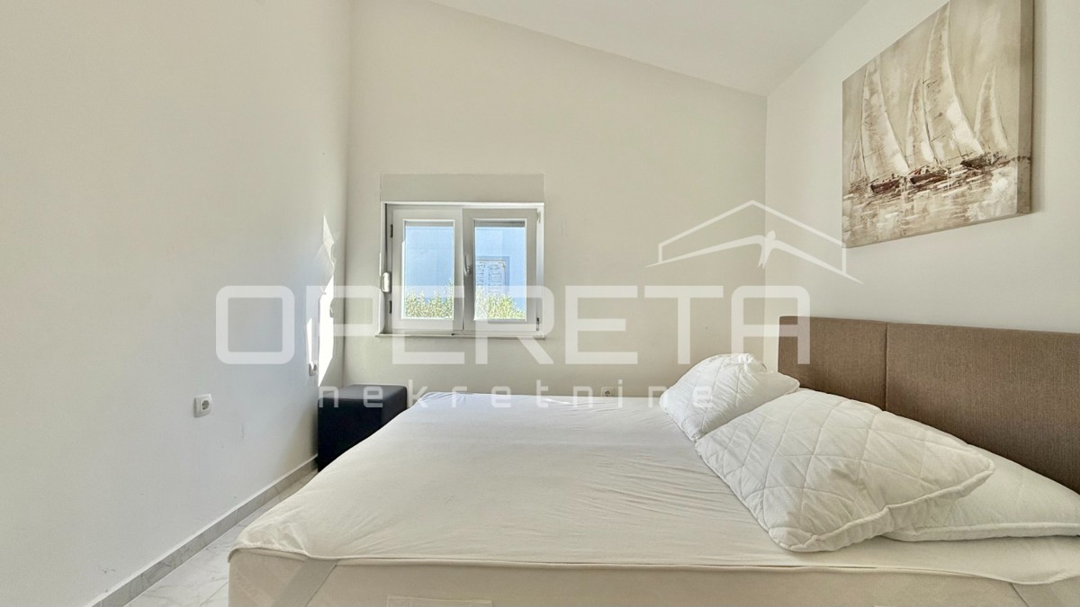 Novalja – Dvojna hiša s 2 trisobnima apartmaji in dvoriščem