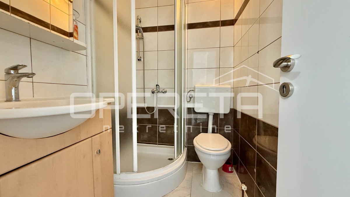 Novalja – Dvojna hiša s 2 trisobnima apartmaji in dvoriščem