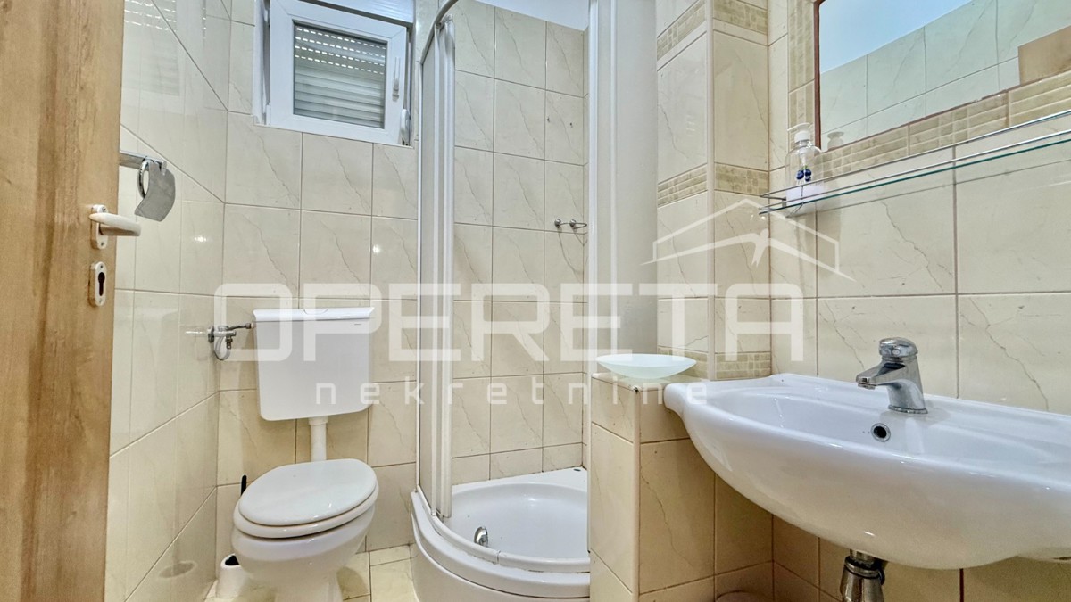 Novalja – Dvojna hiša s 2 trisobnima apartmaji in dvoriščem