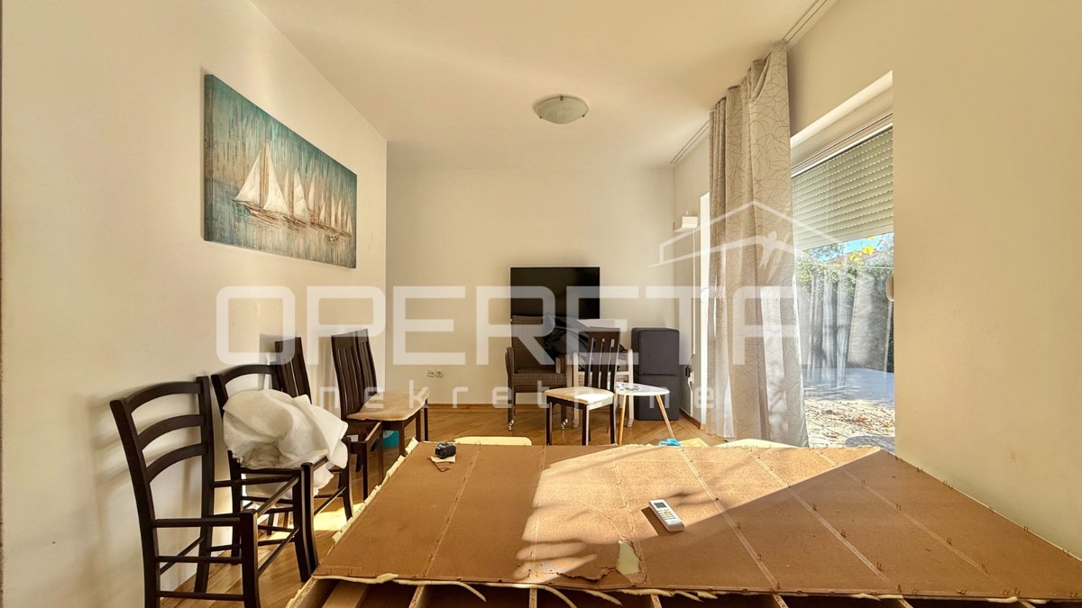 Novalja – Dvojna hiša s 2 trisobnima apartmaji in dvoriščem