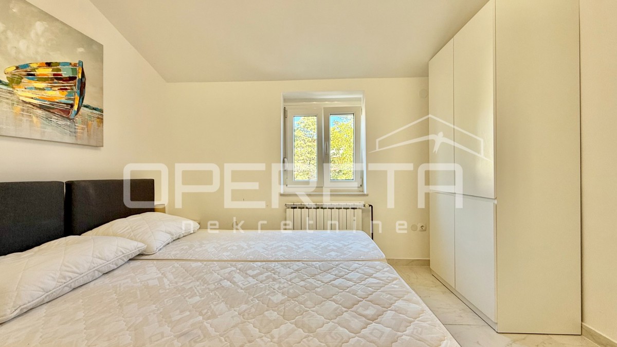 Novalja – Dvojna hiša s 2 trisobnima apartmaji in dvoriščem