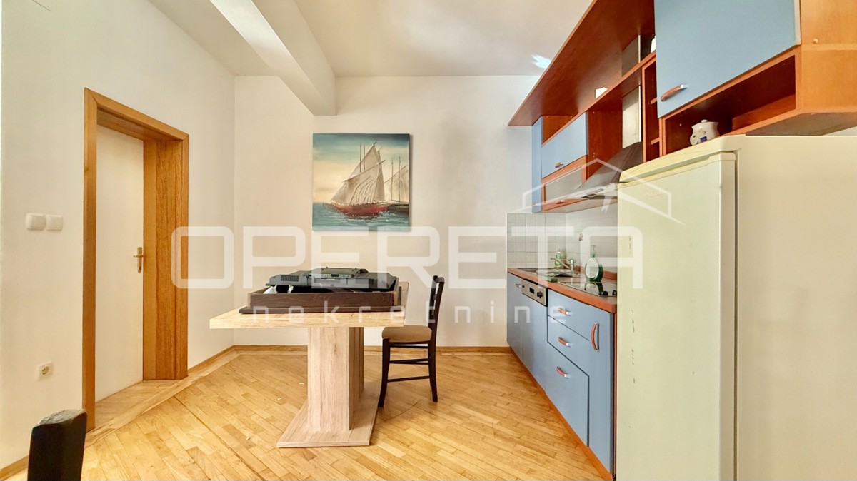 Novalja – Dvojna hiša s 2 trisobnima apartmaji in dvoriščem