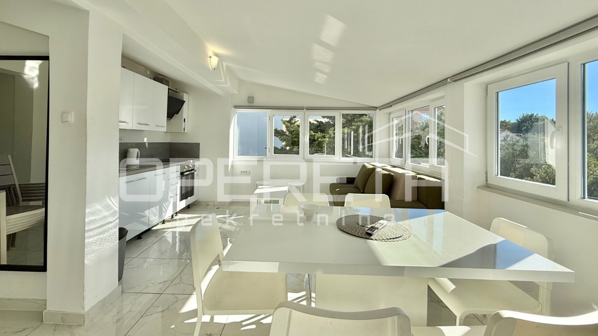 Novalja – Dvojna hiša s 2 trisobnima apartmaji in dvoriščem