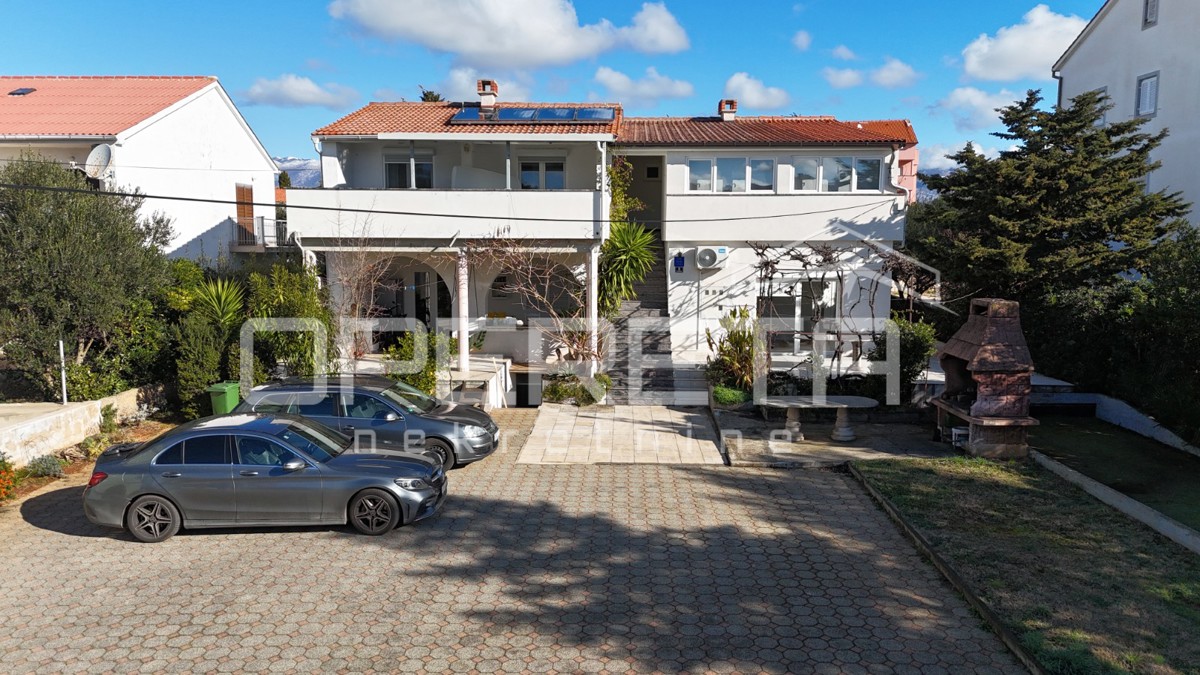 Novalja – Dvojna hiša s 2 trisobnima apartmaji in dvoriščem