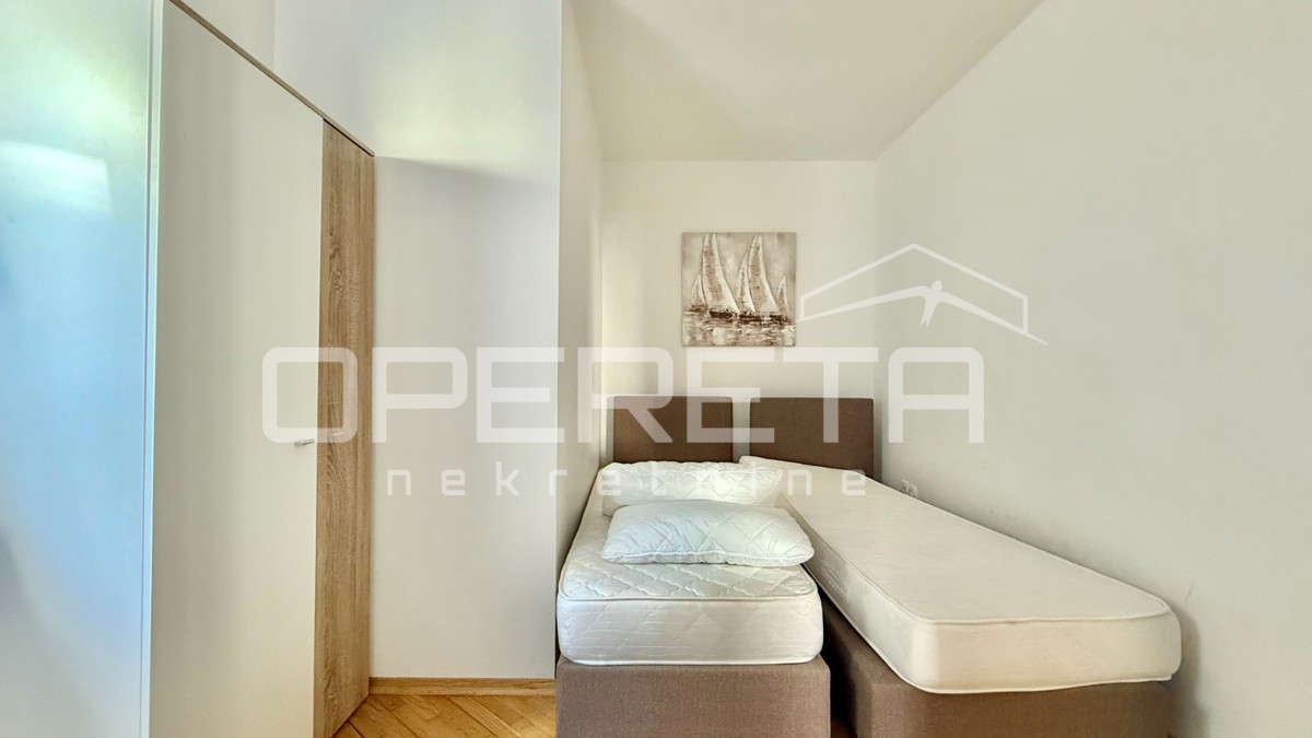 Novalja – Dvojna hiša s 2 trisobnima apartmaji in dvoriščem