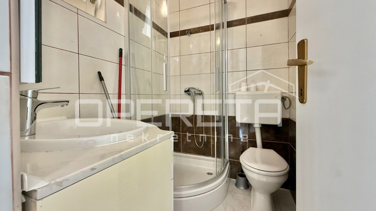 Novalja – Dvojna hiša s 2 trisobnima apartmaji in dvoriščem