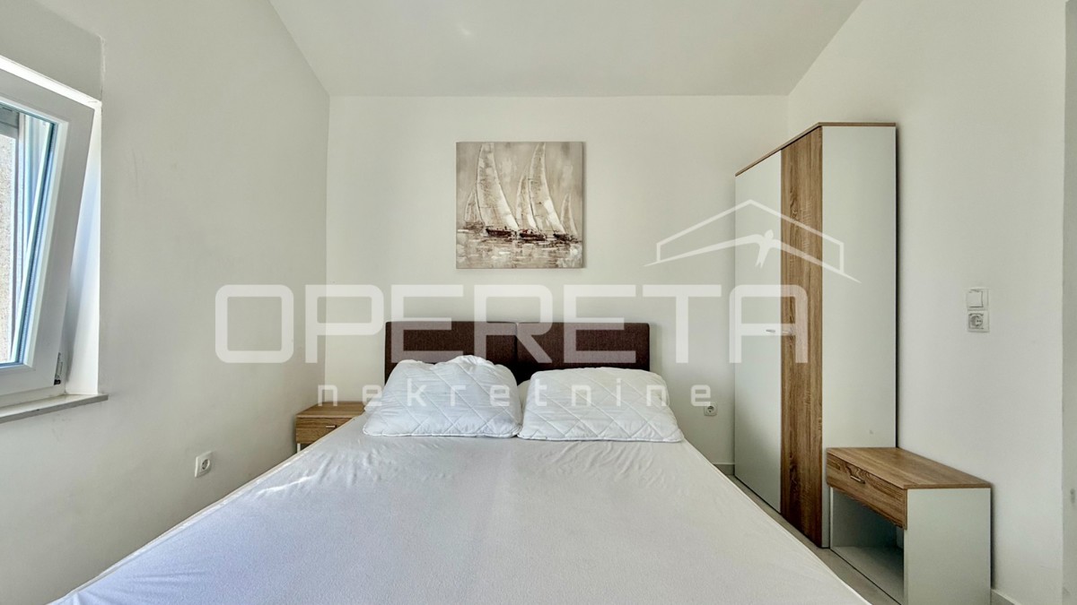 Novalja – Dvojna hiša s 2 trisobnima apartmaji in dvoriščem