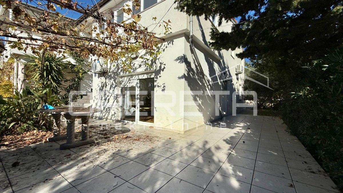 Novalja – Dvojna hiša s 2 trisobnima apartmaji in dvoriščem