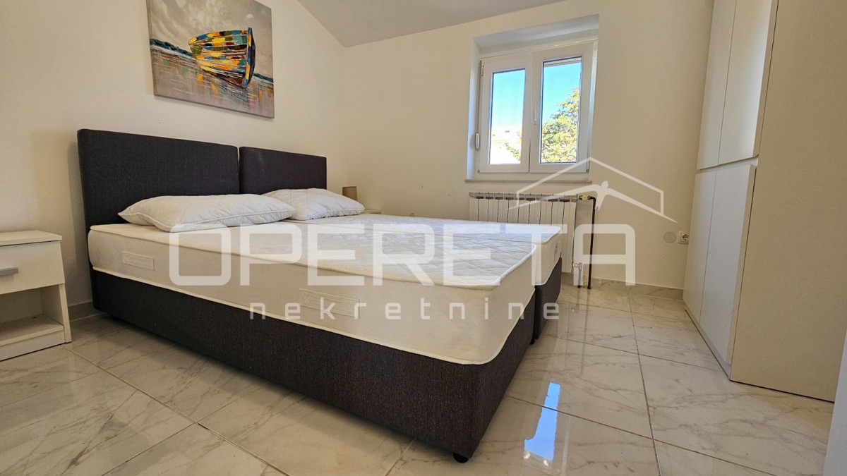 Novalja – Dvojna hiša s 2 trisobnima apartmaji in dvoriščem