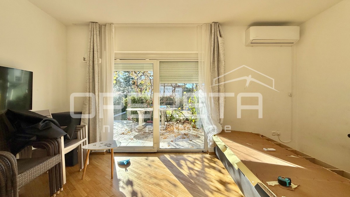 Novalja – Dvojna hiša s 2 trisobnima apartmaji in dvoriščem