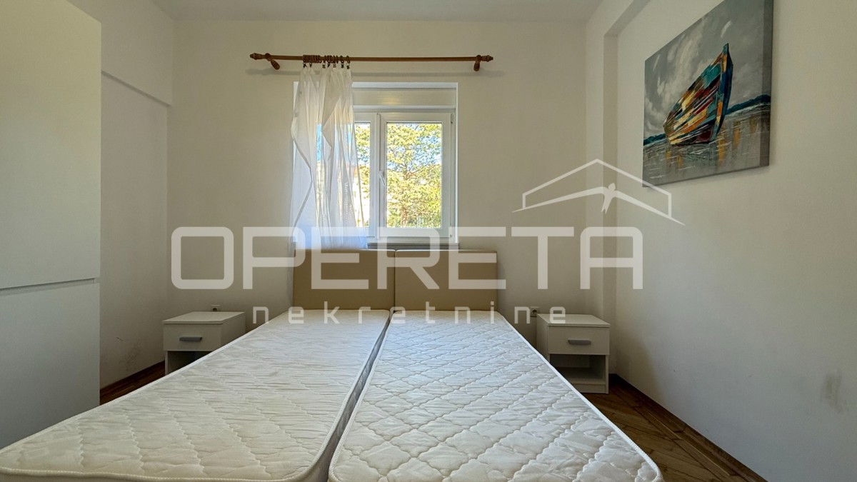 Novalja – Dvojna hiša s 2 trisobnima apartmaji in dvoriščem