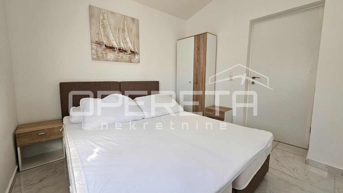 Novalja – Dvojna hiša s 2 trisobnima apartmaji in dvoriščem