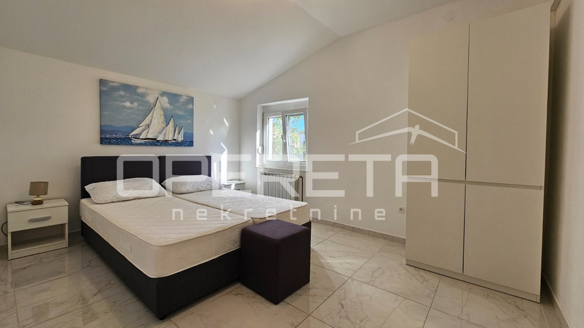 Novalja – Dvojna hiša s 2 trisobnima apartmaji in dvoriščem