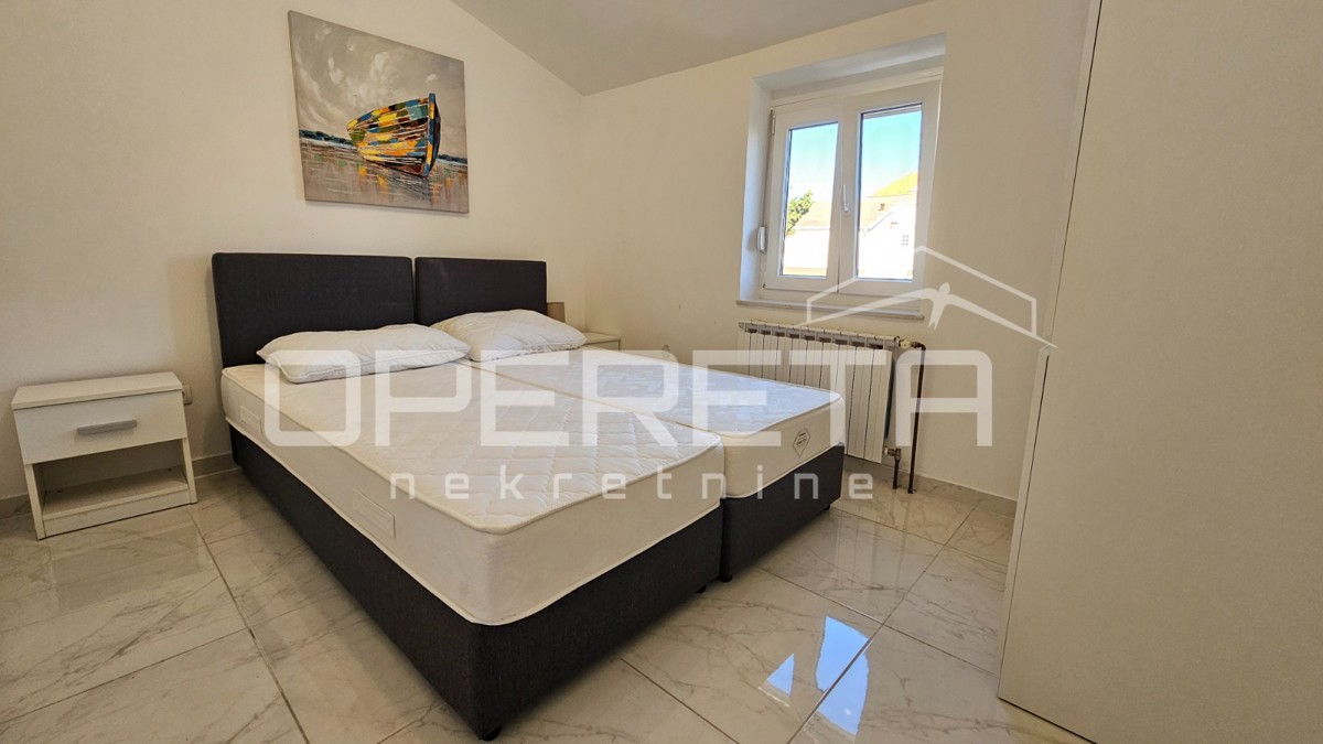 Novalja – Dvojna hiša s 2 trisobnima apartmaji in dvoriščem