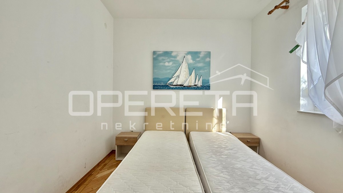 Novalja – Dvojna hiša s 2 trisobnima apartmaji in dvoriščem