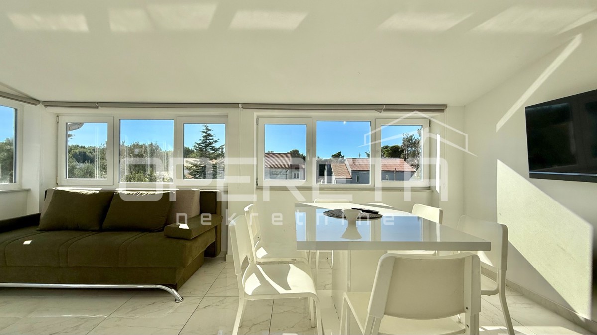 Novalja – Dvojna hiša s 2 trisobnima apartmaji in dvoriščem