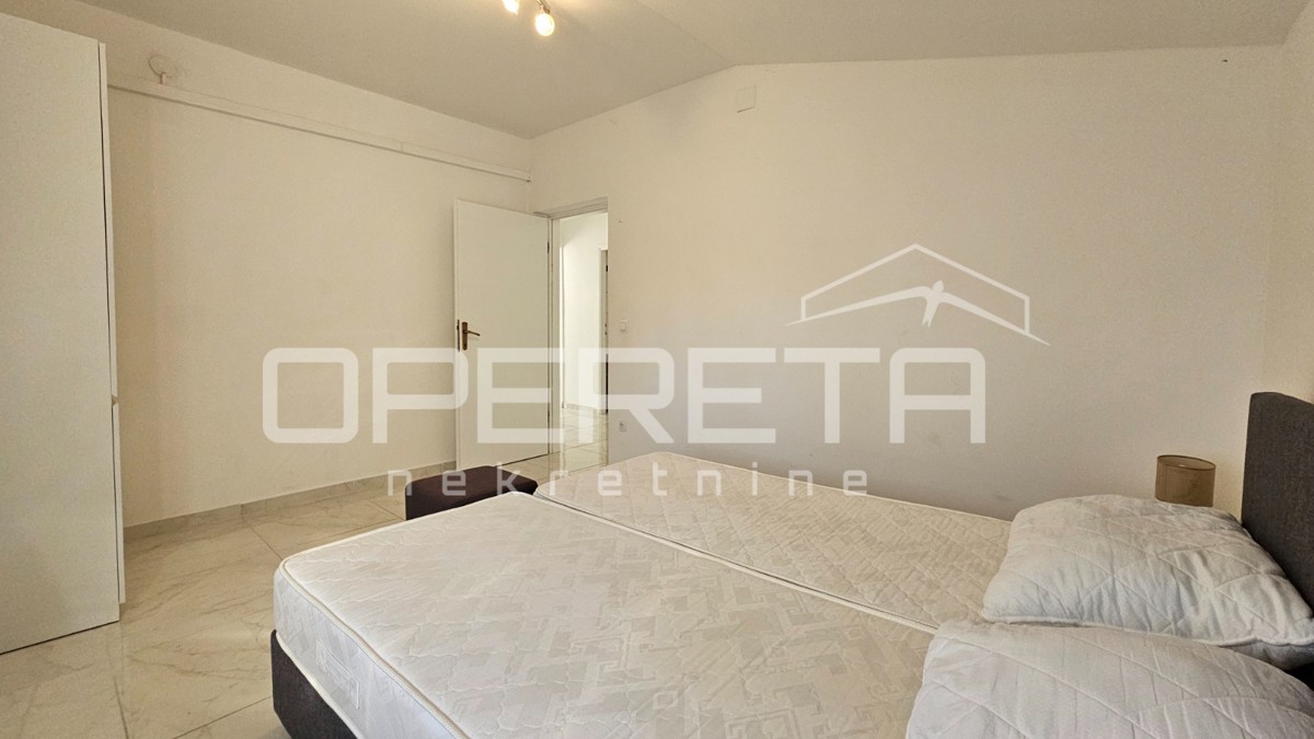 Novalja – Dvojna hiša s 2 trisobnima apartmaji in dvoriščem