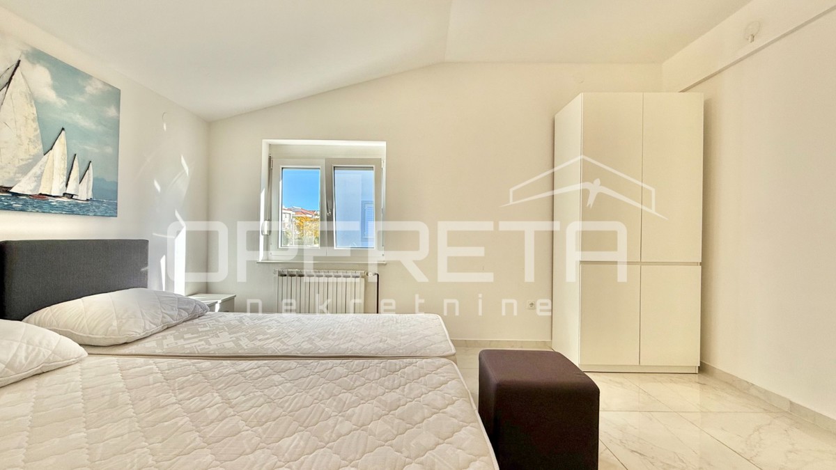 Novalja – Dvojna hiša s 2 trisobnima apartmaji in dvoriščem