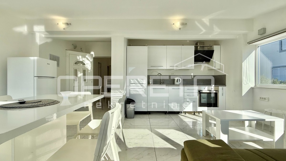 Novalja – Dvojna hiša s 2 trisobnima apartmaji in dvoriščem