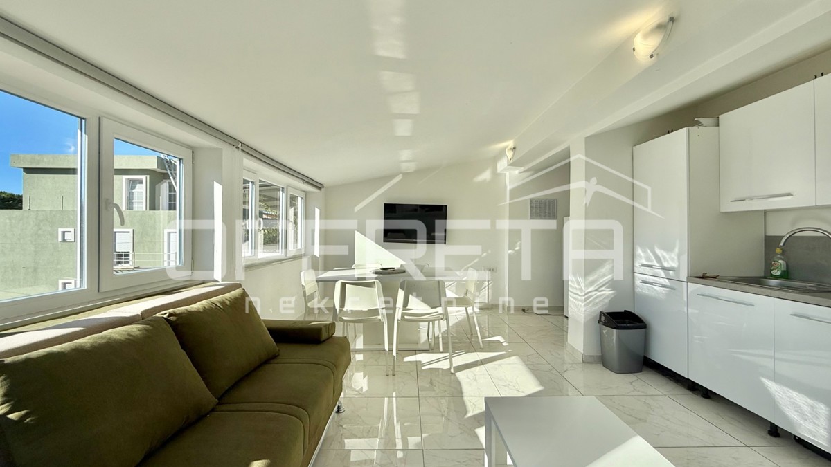 Novalja – Dvojna hiša s 2 trisobnima apartmaji in dvoriščem