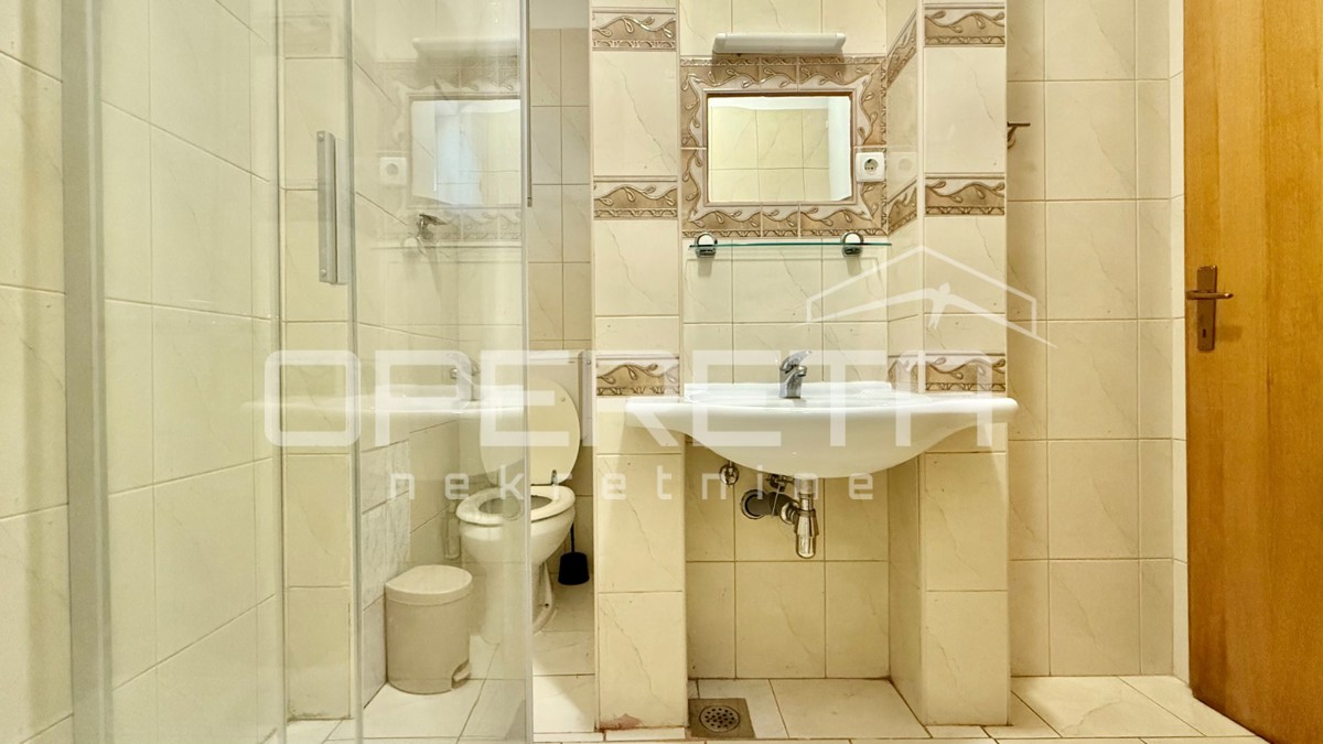 Novalja – Dvojna hiša s 2 trisobnima apartmaji in dvoriščem