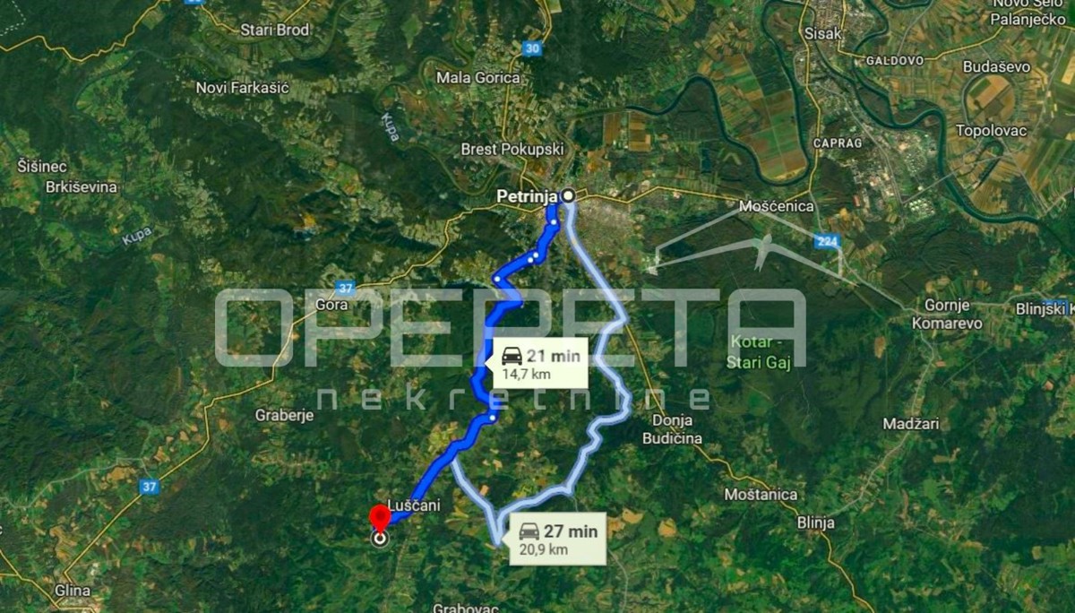 Hiša za obnovo s petimi parcelami v mirni vasi pri Petrinji