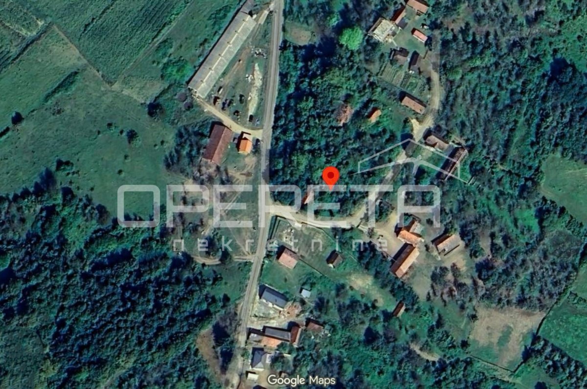 Hiša za obnovo s petimi parcelami v mirni vasi pri Petrinji