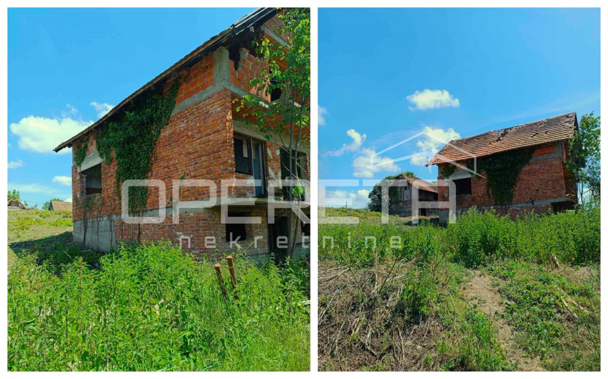 Hiša za obnovo s petimi parcelami v mirni vasi pri Petrinji