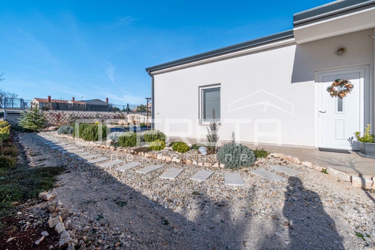 Istra, Tinjan – Pritlična hiša z bazenom in dvoriščem