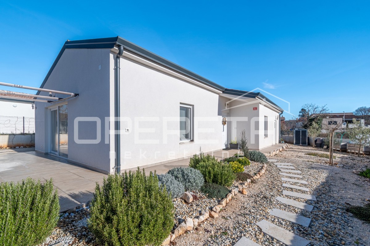 Istra, Tinjan – Pritlična hiša z bazenom in dvoriščem