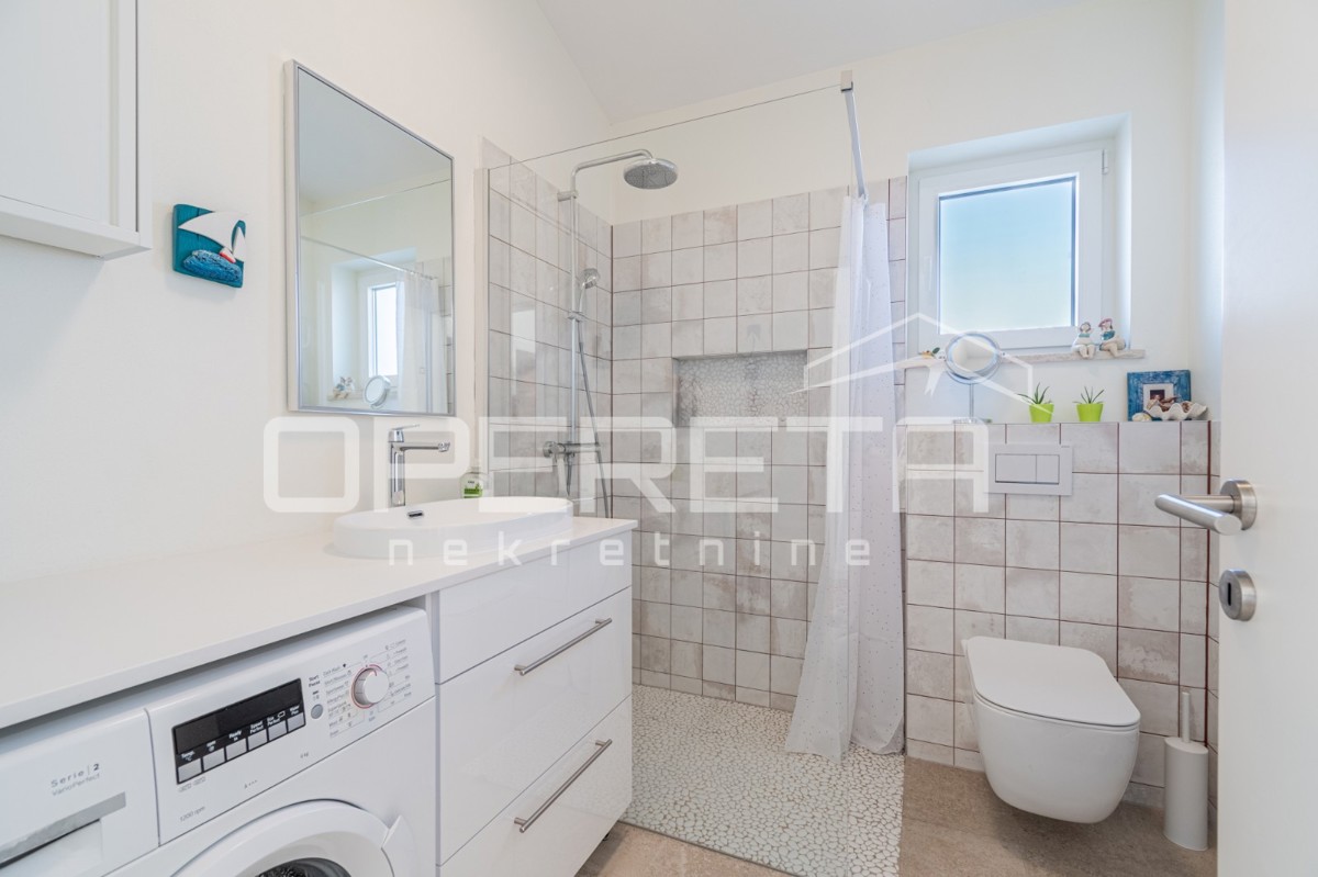 Istra, Tinjan – Pritlična hiša z bazenom in dvoriščem