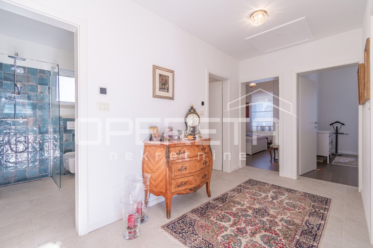 Istra, Tinjan – Pritlična hiša z bazenom in dvoriščem