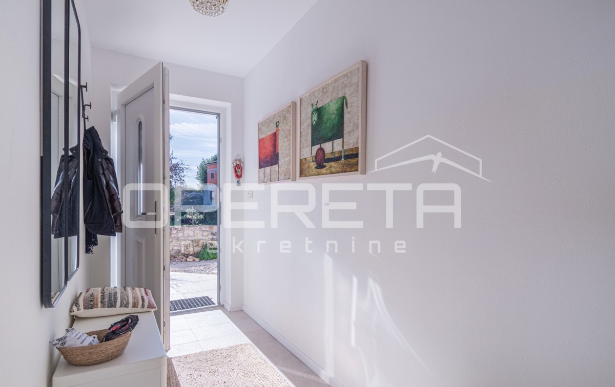 Istra, Tinjan – Pritlična hiša z bazenom in dvoriščem