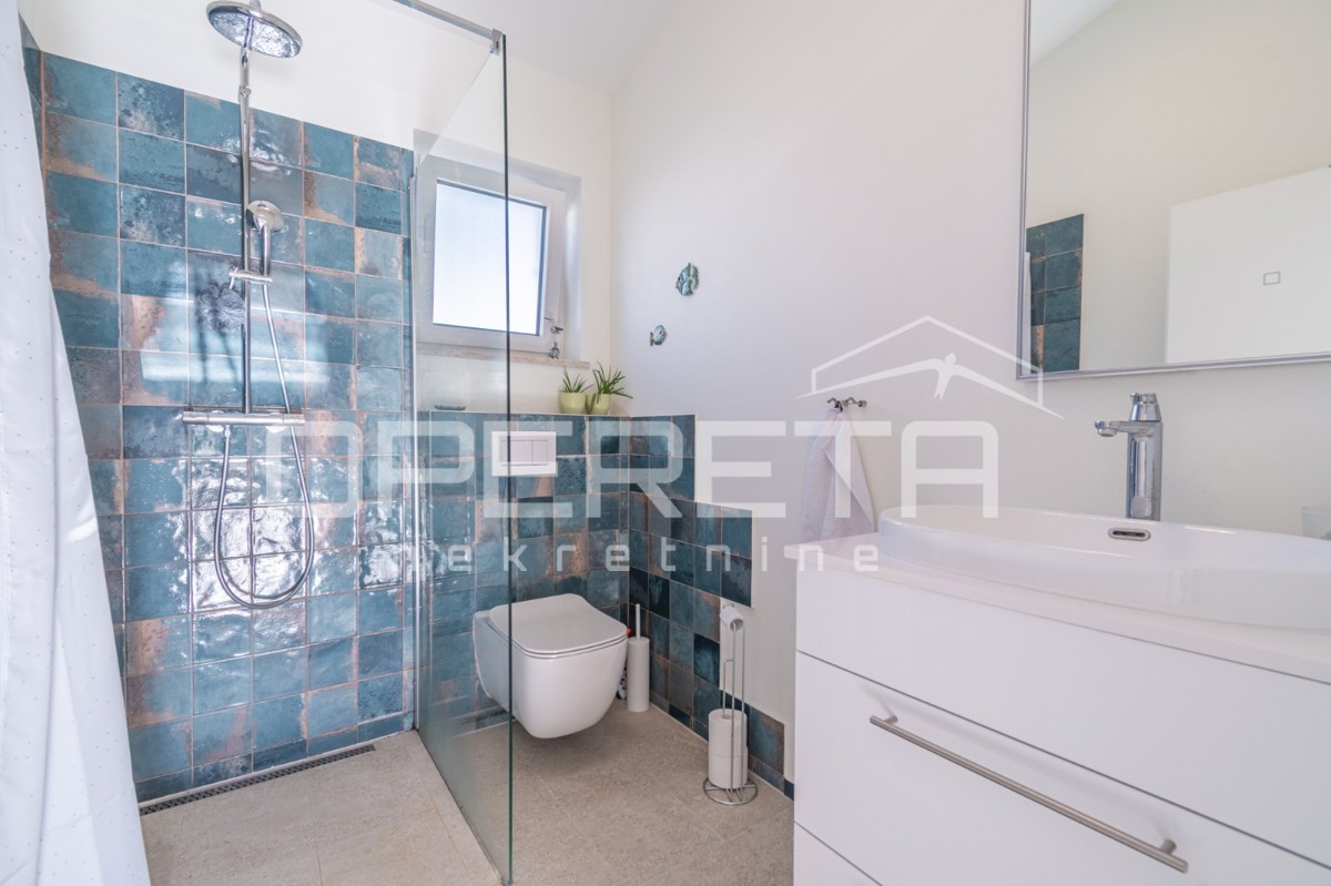 Istra, Tinjan – Pritlična hiša z bazenom in dvoriščem