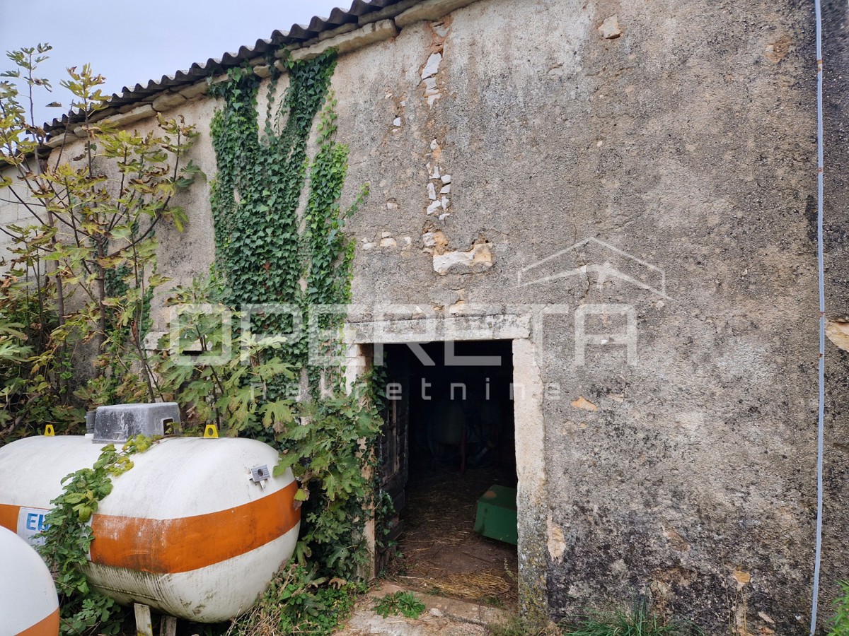 Istra, Manjadvorci, Posestvo s tremi porušenimi hišami, zemljiščem in idejnim projektom