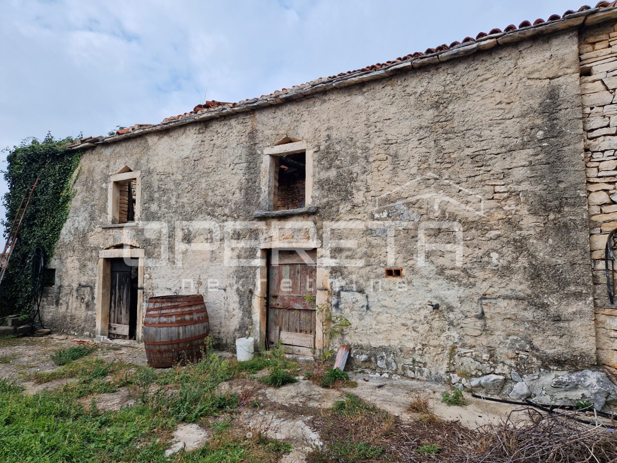 Istra, Manjadvorci, Posestvo s tremi porušenimi hišami, zemljiščem in idejnim projektom