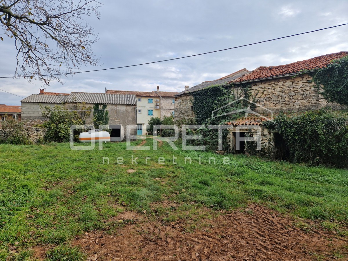 Istra, Manjadvorci, Posestvo s tremi porušenimi hišami, zemljiščem in idejnim projektom