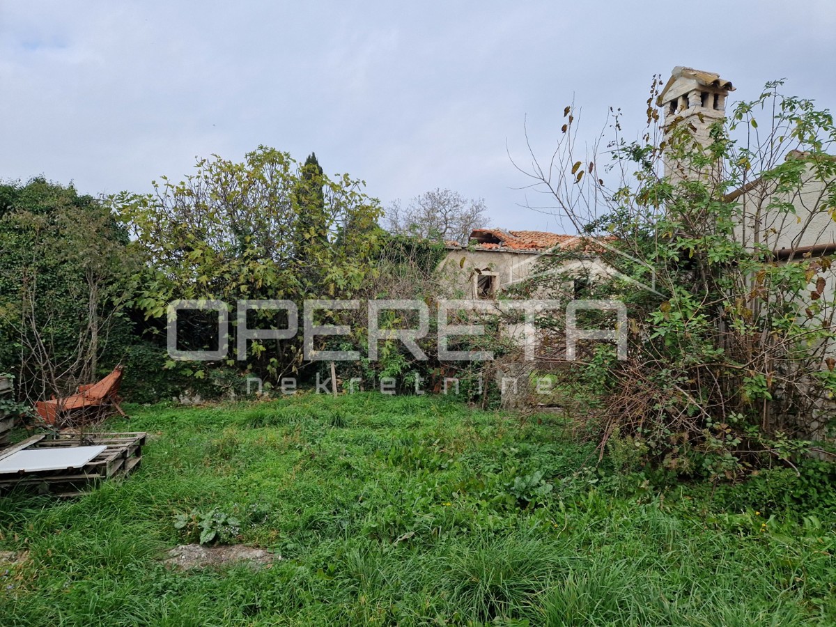 Istra, Manjadvorci, Posestvo s tremi porušenimi hišami, zemljiščem in idejnim projektom