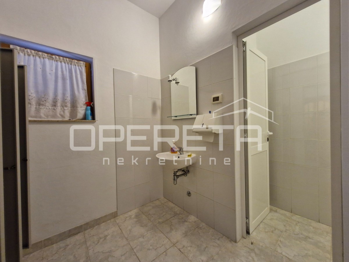 Vrstna hiša v centru Bal z velikim potencialom!