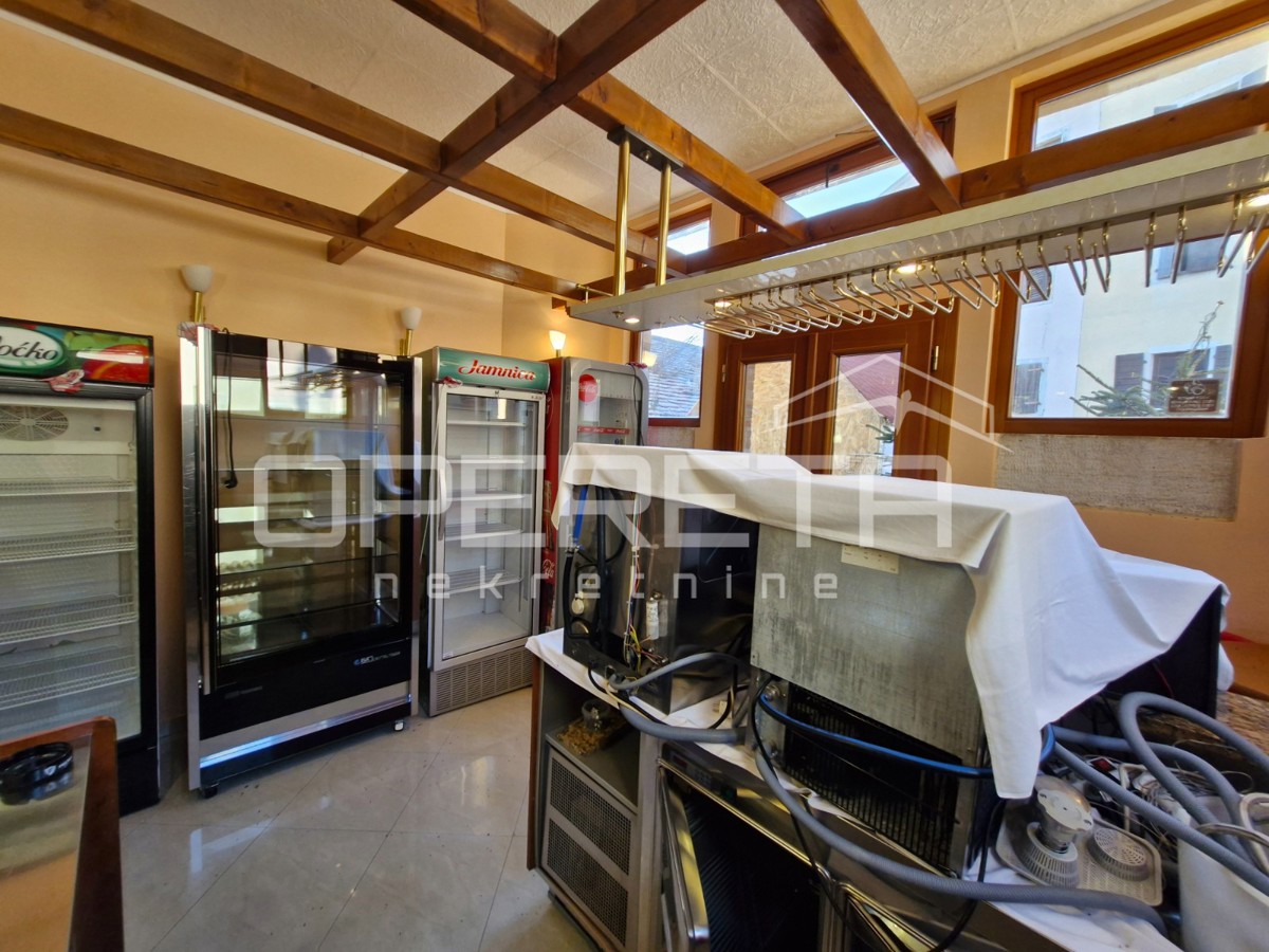 Vrstna hiša v centru Bal z velikim potencialom!