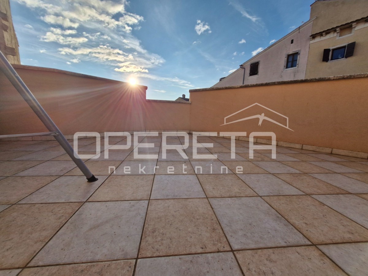 Vrstna hiša v centru Bal z velikim potencialom!