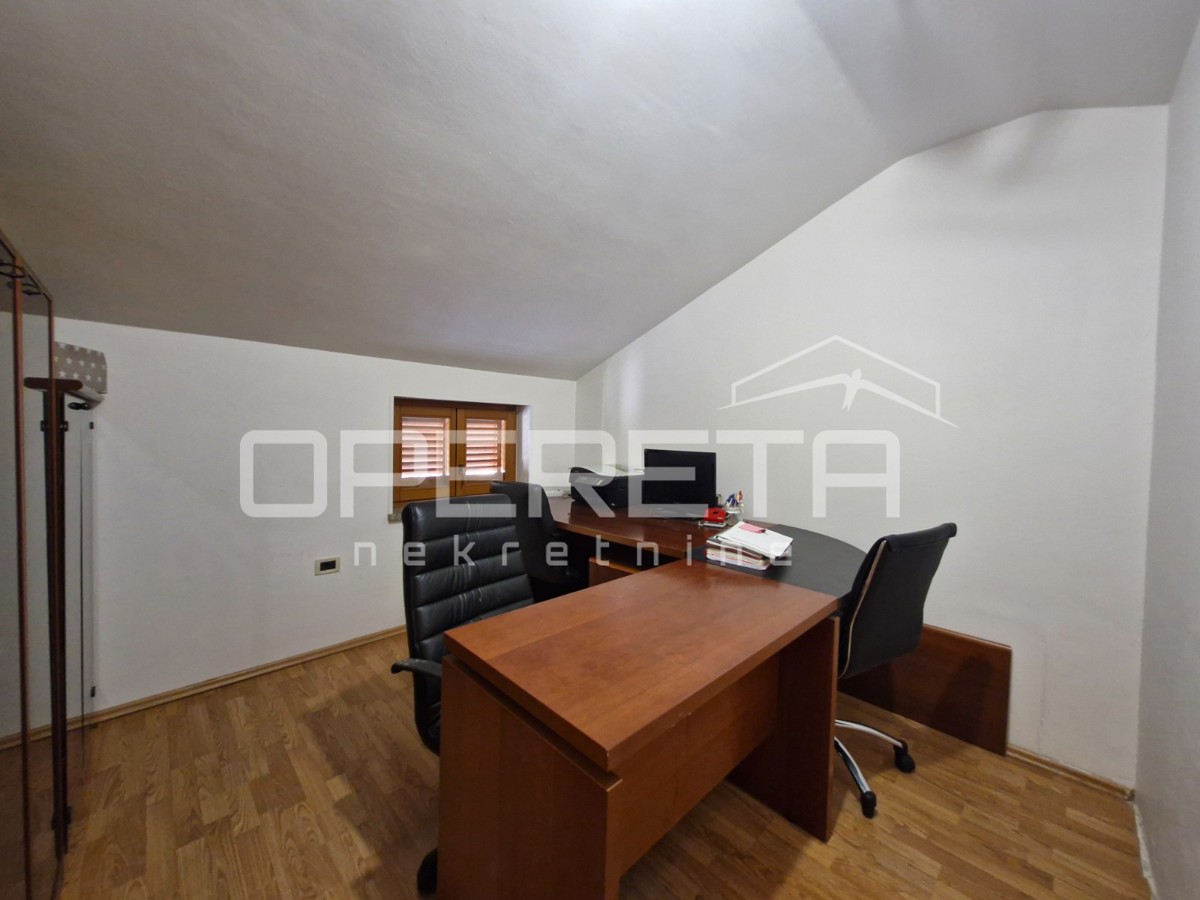 Vrstna hiša v centru Bal z velikim potencialom!