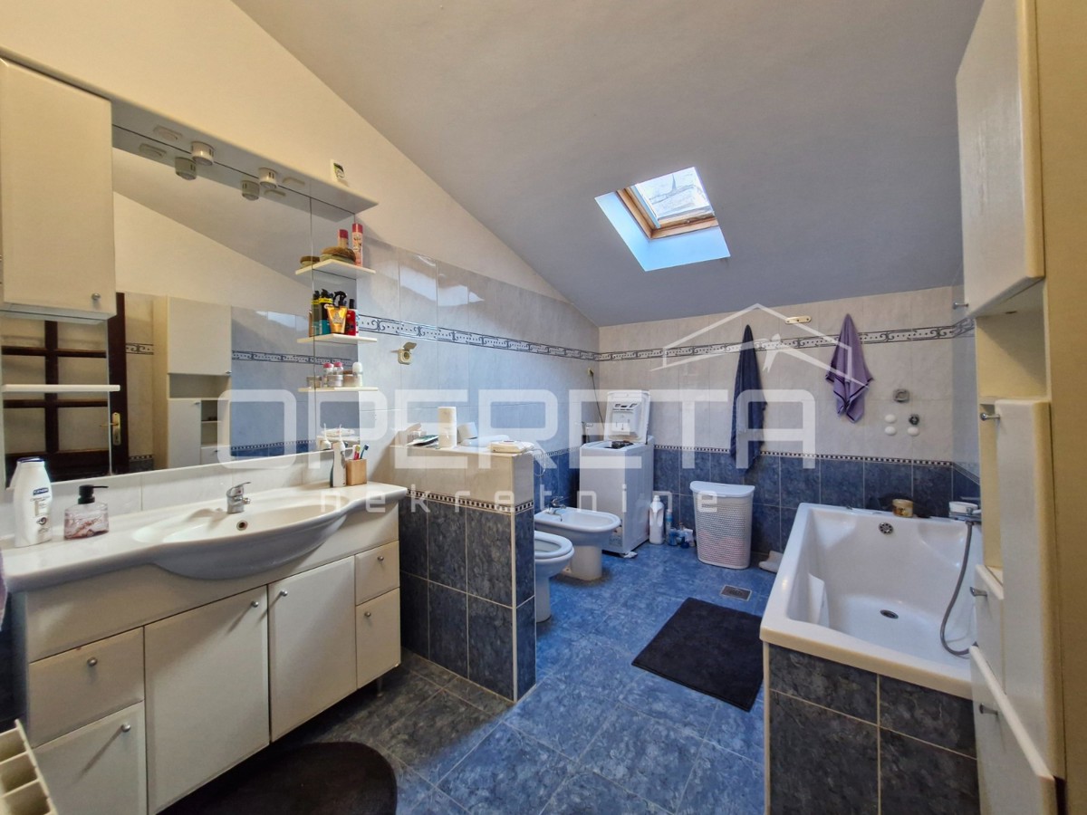 Vrstna hiša v centru Bal z velikim potencialom!