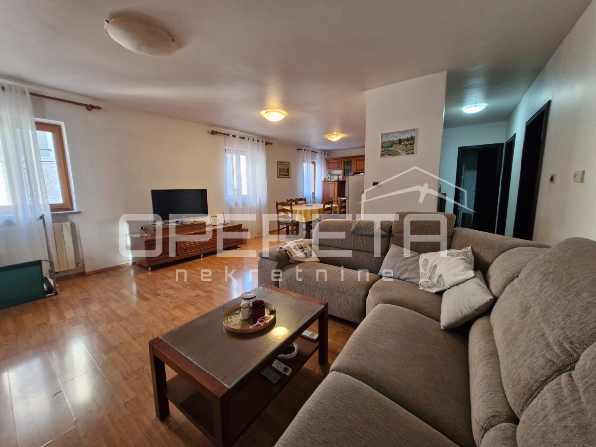 Vrstna hiša v centru Bal z velikim potencialom!