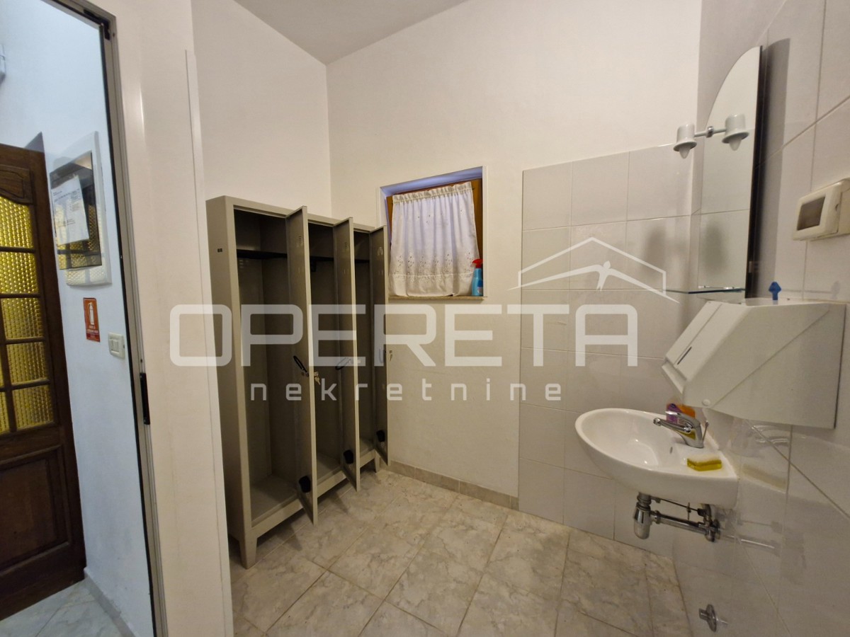 Vrstna hiša v centru Bal z velikim potencialom!