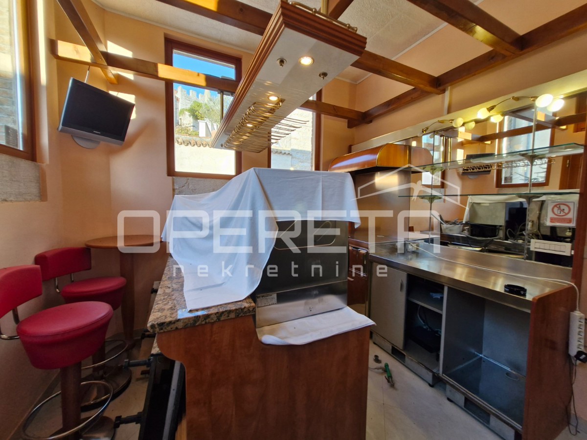 Vrstna hiša v centru Bal z velikim potencialom!