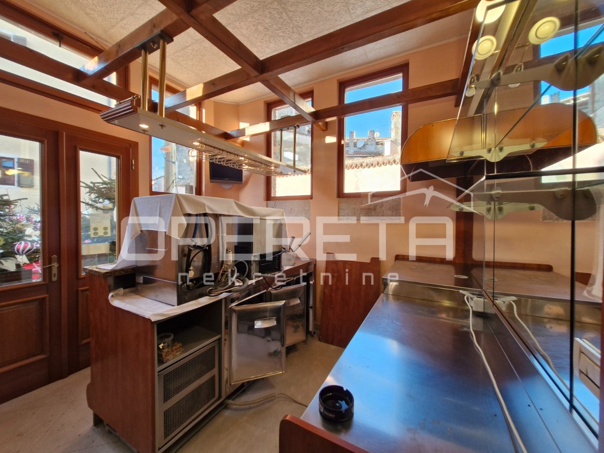 Vrstna hiša v centru Bal z velikim potencialom!