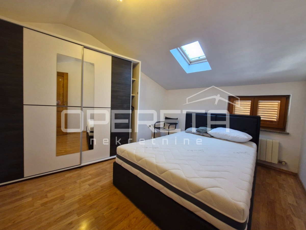 Vrstna hiša v centru Bal z velikim potencialom!