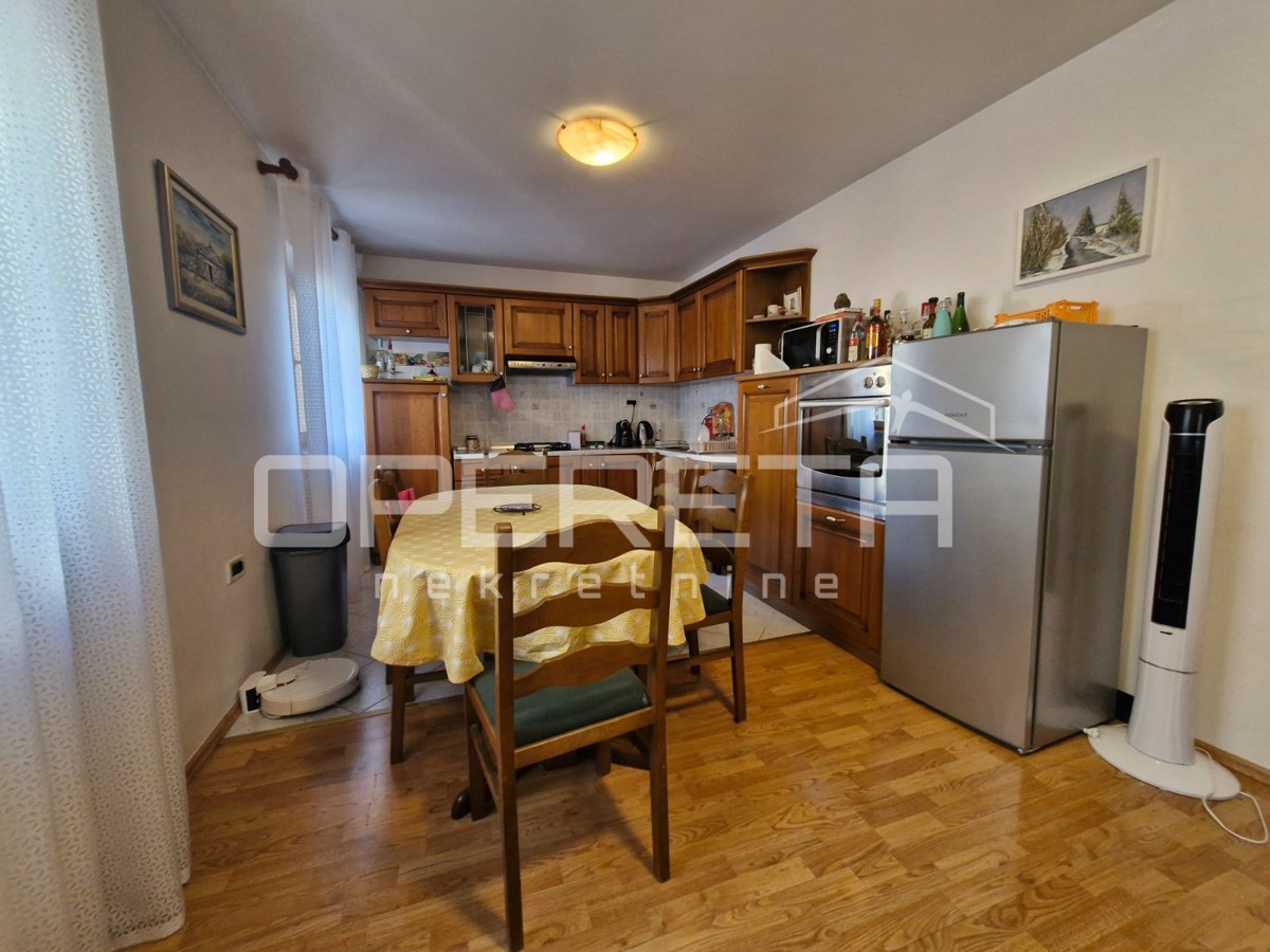 Vrstna hiša v centru Bal z velikim potencialom!